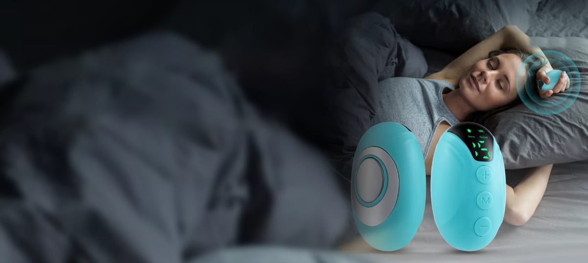 Mujer relajada en la cama con QuietNest en la mano